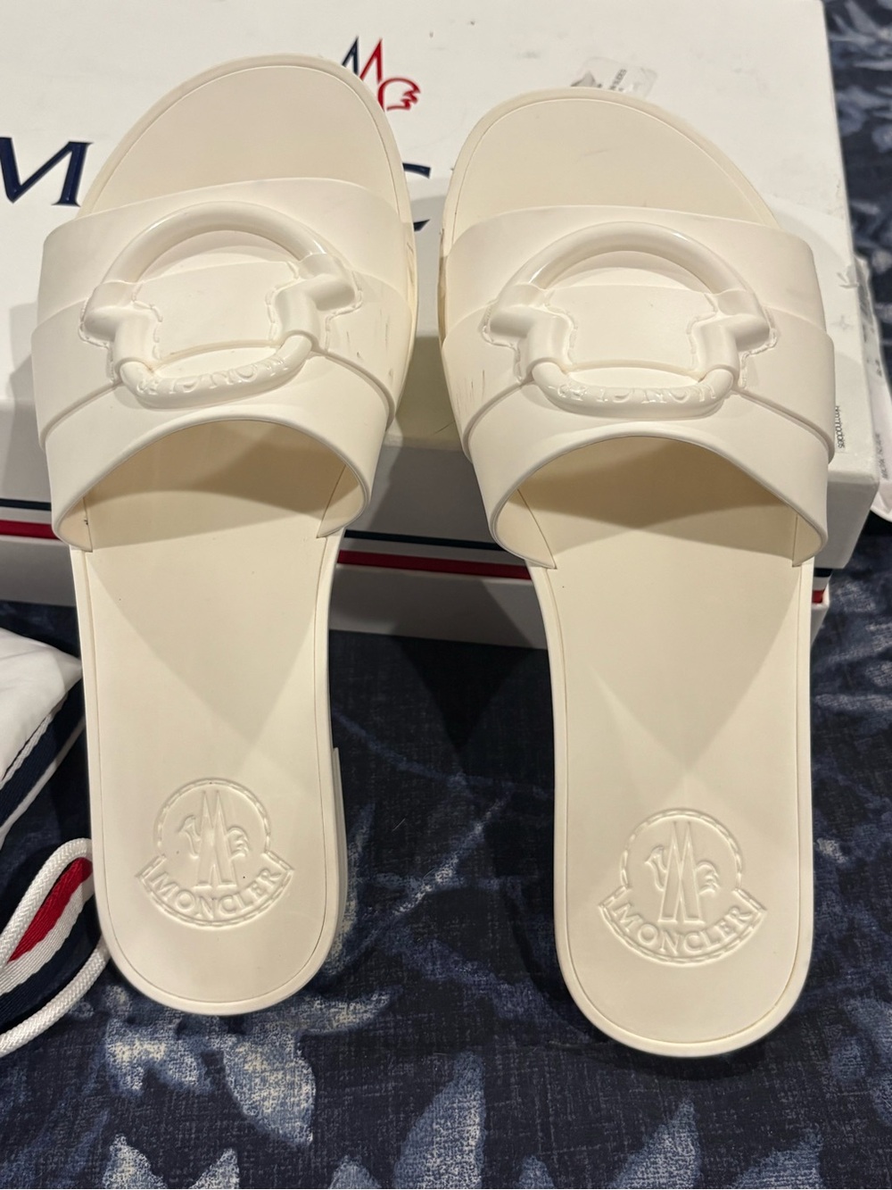 Moncler
Moncler Mon Logo Detailed Slides.Size 38